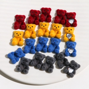 Macro-opname van gekleurde mini beertjes met kristallen hartjes voor DIY-sieraden