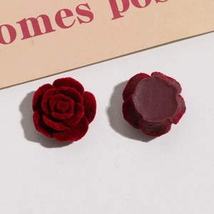 Dettaglio macro di rose in velluto floccato bordeaux per accessori di gioielleria fai-da-te