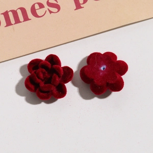 Dettaglio macro di rose in velluto rosso scuro e fiori a cinque petali per gioielli DIY