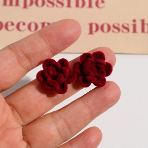 Vista macro di fiori di rosa in velluto rosso floccato per accessori gioielli fai-da-te
