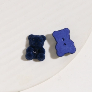 Detail van blauwe gevlokte teddyberen en knopen voor DIY sieraden materialen