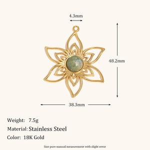 Dettaglio del ciondolo a fiore in acciaio placcato oro 18K con pietra verde centrale
