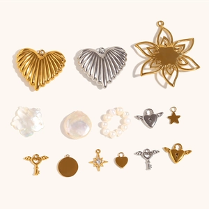 Set di perle barocche e ciondoli a cuore in conchiglia placcati oro 18 carati