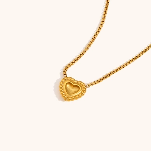 Detail of 18K gold-plated heart pendant with twisted rope texture on a box chain