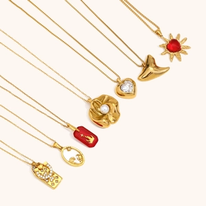Roestvrijstalen ketting met 18K goudlaag, tarot- en hartvormige hanger collectie