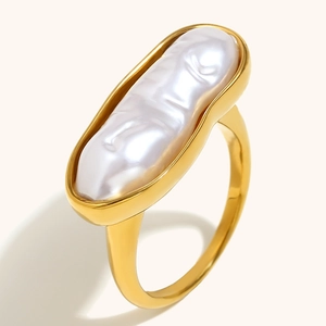 Irregular baroque pearl ring in 18K gold plated stainless steel with natural luster