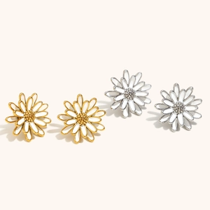 Ohrstecker aus 18K vergoldetem Edelstahl mit Gänseblümchen-Design und weißer Emaille