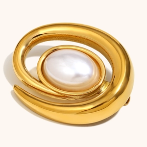 Spilla a spirale moderna placcata oro 18K con una perla bianca ovale incastonata