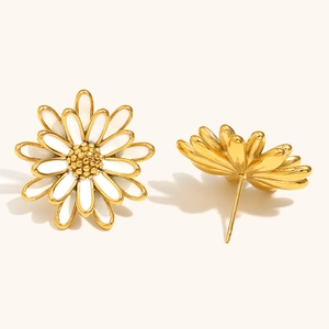 Vergoldete Edelstahl-Ohrstecker mit Gänseblümchen-Motiv und weißer Emaille für Damen