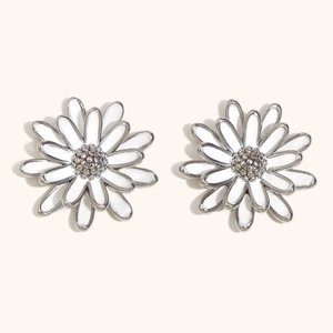 Minimalistische weiße Emaille Gänseblümchen Ohrstecker mit Silberbeschichtung auf Beige