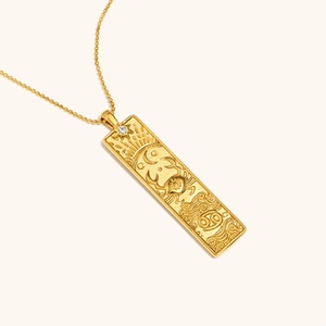 Collar cuadrado dorado con relieve del signo Cáncer y sol en cadena de bolas