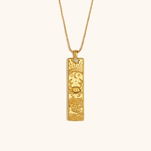 Detalle del colgante cuadrado de Cáncer bañado en oro de 18K con grabado de cangrejo