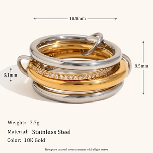 Vista detallada del anillo multicapa en acero inoxidable oro de 18K y piedras de cristal