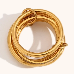 Detalle macro del anillo multicapa chapado en oro 18K con pavé de circonitas