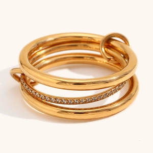 Elegante anillo multicapa de acero inoxidable chapado en oro 18K con micro circonitas