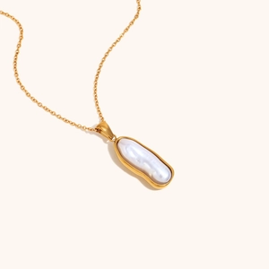 Elegant 18K gold-plated stainless steel necklace with natural baroque pearl pendant