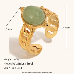 Dettaglio dell'anello in acciaio inossidabile placcato oro 18K con pietra verde e misure