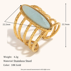 Anello chic in acciaio inossidabile placcato oro 18K con gemma blu e fascia ondulata