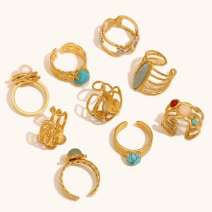 Dettaglio di anelli bohémien in acciaio inossidabile placcato oro 18K con gemme colorate