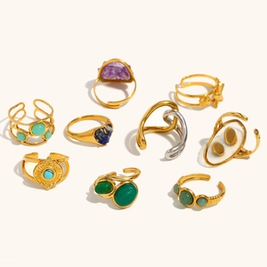 Set di 9 anelli bohémien dorati con stelle marine, conchiglie e pietre turchesi