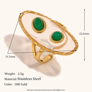 Dettaglio macro dell'anello in acciaio placcato oro 18K con texture martellata e pietre