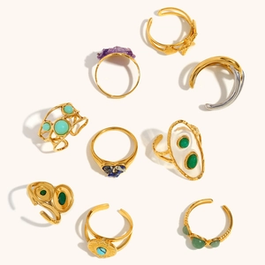 Dettaglio di anelli boho con turchese, ametista e motivi di stelle marine dorate