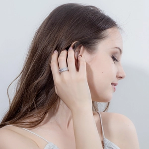 Anello eternity in argento con file multiple di zirconi su una mano di una donna