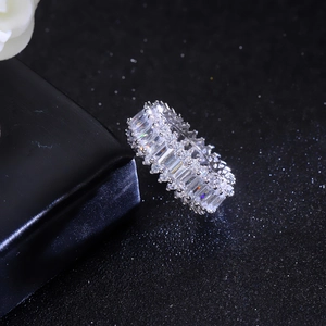 Dettaglio anello eternity argento con zirconi rettangolari su sfondo nero