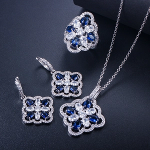 Makroaufnahme von Silberschmuckset mit blauem Zirkon, Halskette, Ring und Ohrringen