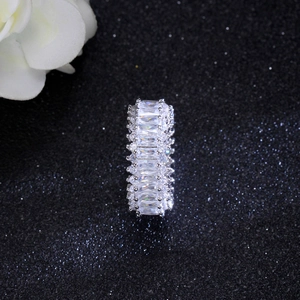 Dettaglio anello eternity con zirconi rettangolari e rotondi su montatura argento