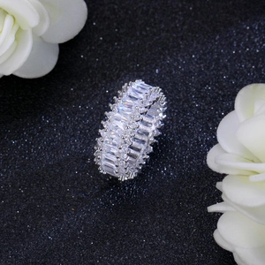 Macro di anello in argento con zirconi a taglio baguette e tondo su sfondo nero elegante