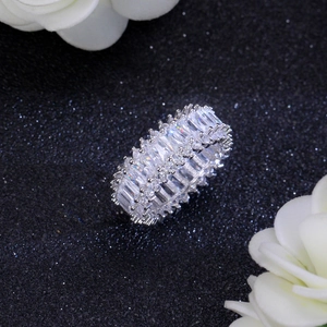 Anello eternity scintillante in argento con più file di zirconi su uno sfondo nero