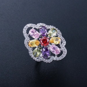 Detailaufnahme des floralen Zirkon-Rings mit Rubin-Zentrum und bunten Edelsteinen