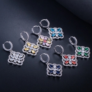 Florales AAA Zirkon Schmuckset in sechs Farben auf schwarzem Lederhintergrund