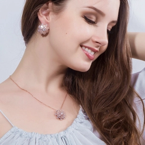 Elegante set di gioielli in oro rosa con collana a fiocco di neve e orecchini con zirconi