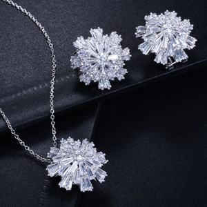 Elegante Collana Con Ciondolo a Fiocco di Neve in Zirconia Rame e Orecchini a Bottone da Donna Accessorio per Gioielli con Design a Fiore