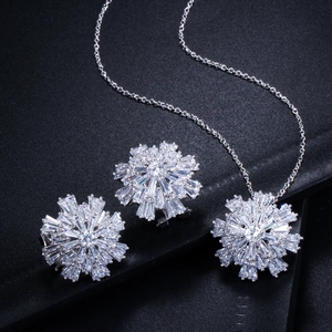 Dettaglio del set di gioielli a fiocco di neve con scintillanti pietre di zircone e finitura