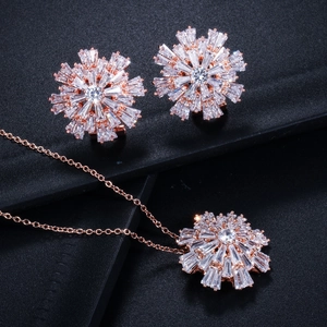 Vista macro di set gioielli oro rosa con brillanti zirconi a taglio baguette e tondo
