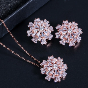Set di gioielli a fiori in zircone con collana e orecchini in finitura oro rosa