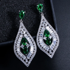 Elegantes pendientes de plata con circonita verde talla pera y cristales brillantes