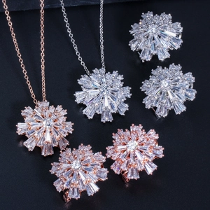 Dettaglio del set di collana e orecchini a fiocco di neve con zirconi in due varianti