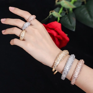 Set di gioielli di lusso con anelli e bracciali in zircone in oro, argento e oro rosa