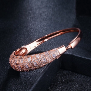 Dettaglio di un bracciale rigido in oro rosa con pavé di zirconi cubici
