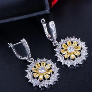 Makroaufnahme von S925 Silber Sonnenblumen Ohrringen mit gelbem und weißem AAA Zirkonia
