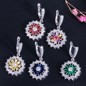 Set aus fünf floralen AAA-Zirkon-Ohrhängern in Rot, Gelb, Blau und Grün Tönen