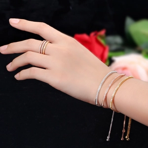 Makroaufnahme von Armbändern und Ringen in Silber, Gold und Roségold mit Mikro-Zirkon