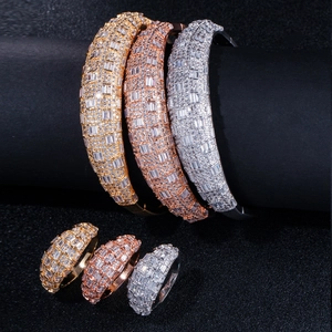 Set di gioielli hip-hop con bracciali e anelli in oro, argento e rosa con pavé di zirconi 3A