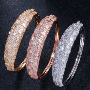 Lussuoso bracciale rigido con cristalli baguette pavé nei toni oro argento e oro rosa