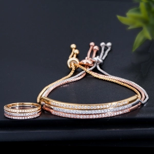 Exquisites 3-farbiges Zirkon Schmuckset mit verstellbaren Armbändern und Stapelringen