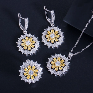 Detailansicht von Brautschmuck-Set aus 925er Silber mit gelben Sonnenblumen-Anhängern